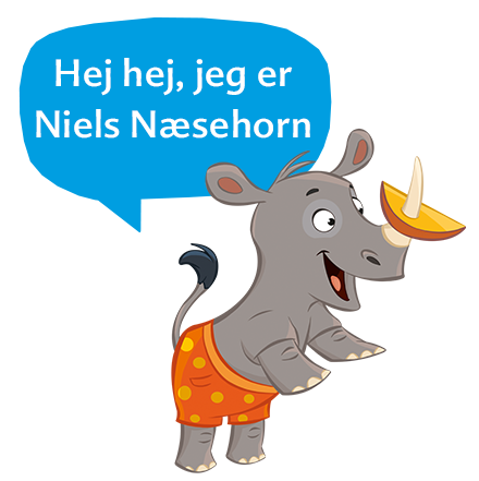 Et næsehorn i orange shorts står på en platform med et blåt skilt over sig, hvor der står: "Hej hej, jeg er Niels Naesehorn."